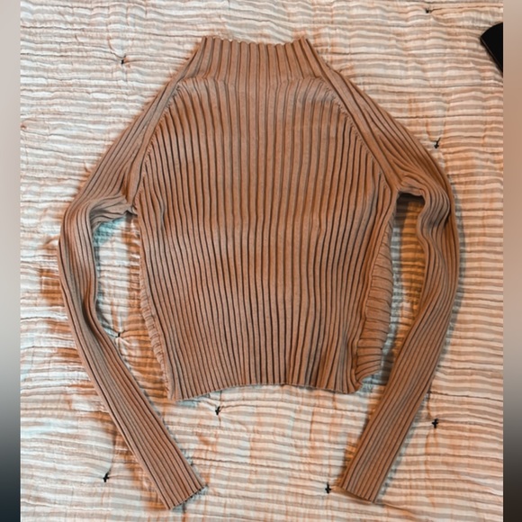 Long sleeve crop, open back w/ Twist!! Size M - Picture 1 of 2